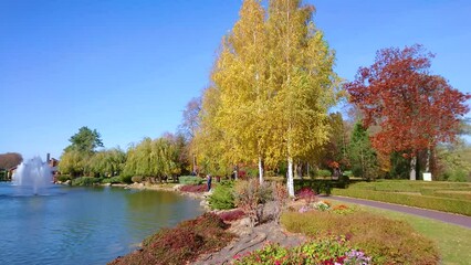 Canvas Print - Panorama of the lake with fountains and autumn park