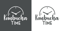 Banner Con Texto Manuscrito Kombucha Time. Logo Bar De Té. Vector Con Silueta De Esfera De Reloj Simple Con Líneas. Fondo Gris Y Fondo Blanco