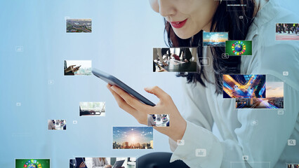 Wall Mural - スマホで動画を見る女性　動画配信サービス