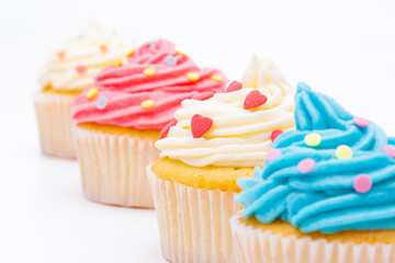 Sticker - Bunte Cupcakes vor weißem Hintergrund