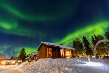Aurora Boreale In Lapponia. Ad Abisko In Svezia. Colori Nel Cielo E Tra La Neve