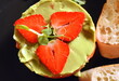 Lachstatar mit Avocadocreme, garniert mit Erdbeeren  dazu Baguette
