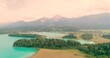 Drohnenflug über dem Faaker See in Kärnten mit Blick auf den Mittagskogel