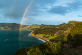 Fototapeta Tęcza - ニュージーランド　ノースランド地方のオマペレの虹のかかったマーティンズ・ビーチ