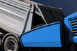 Lastwagen Kipplaster füllt Straßenwalze Walze Maschine mit Asphalt Teer für Straßenbau Asphaltieren Teeren Transport