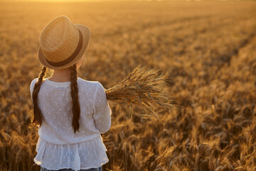 Wall Mural - Girl holding ears of corn in her hands.