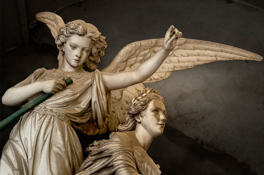 Wall Mural -  - Statua. Scultura. Ritratto di angeli con le ali. Cimitero monumentale.