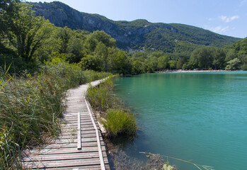 Sticker - Vue sur le lac de Virieu en été. C'est un lac à Virieu-le-Grand dans le département de l'Ain en France.