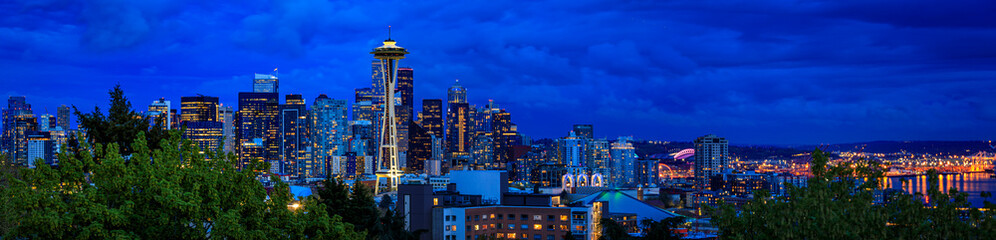 Canvas Print - Sunset skyline panorama with the Space Needle, Kerry Park in Seattle, Washington