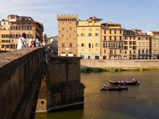 Italia, Toscana, Firenze, il fiume Arno e Ponte Vecchio.