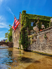 Canvas Print - Historic houses with the city flag of Bruges, Belgium