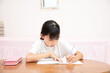 © tatsushi - 勉強をする小学生の女の子