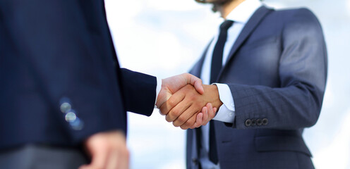 Fototapete - Business handshake and business people.