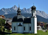 Fototapeta  - Piękny i malowniczy widok bawarskich gór w oddali w NIemczech