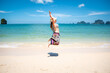 Mujer disfrutando de sus vacaciones, saltando de la alegría, en playa de agua azul