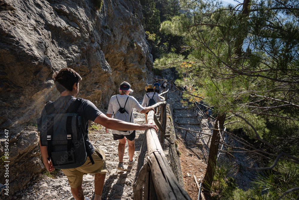 Wanderer auf schmalem Weg in der Samaria-Schlucht auf Kreta