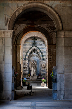 Wall Mural -  - Staglieno, Genova, Italia - 22 giugno 2021: Cimitero monumentale..Statua. Scultura. Cimitero monumentale. Raffigurazione tra arcate e decorazioni di angelo. Religione
