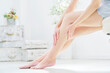 © siro46 - リビングで足のスキンケアをする女性のクローズアップ