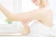 © siro46 - リビングで腕のスキンケアをする女性のクローズアップ