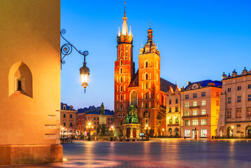 Fototapete - Krakow, Poland - Medieval Ryenek Square and Bazylika Mariacka