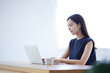 © west_photo - リビングでリモートワークを行う若い日本人女性