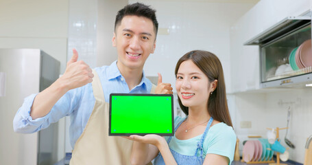 Sticker - couple and green screen tablet