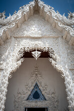 Puesta De Ingreso Interior Del Templo Wat Rong Khun, En Chiang Rai, Tailandia