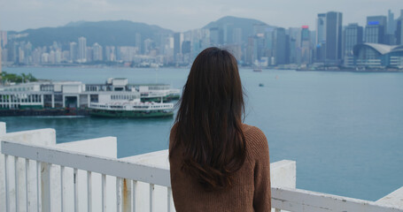 Canvas Print - Woman look at the city of Hong Kong city