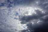Fototapeta Na sufit - Słońce prześwitujące przez zachmurzone niebo