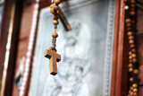 Fototapeta  - Krzyż w klimatycznej kaplicy katolickiej z różańcem. 