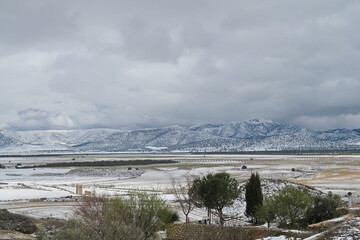 Poster - Paysage de campagne andalouse sous la neige.