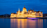 Fototapeta Londyn - hungary  Budapest  twilight at Danube River with lit up Hungarian Parliament building