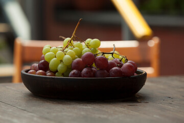 Wall Mural - UVAS ROJAS Y VERDES SOBRE MADERA CON COPA DE VINO