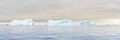 Antarktis- treibende Eisberge  bei Portal Point welches  am Zugang zu Charlotte Bay auf der Reclus Halbinsel, an der Westküste von Graham Land liegt. 