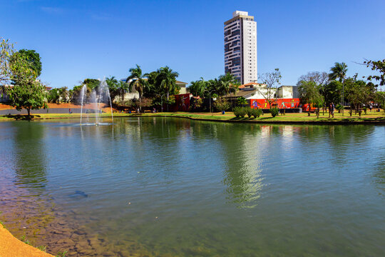 detalhe de uma vista do parque ambiental do ipiranga na cidade de anápolis.