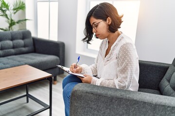 Canvas Print - Young latin woman having psychology session at psychology center