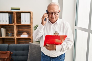 Poster - Senior man psychologist talking on the smartphone at psychology center