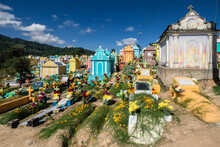 Tumbas De Colores, Celebracion Del Dia De Muertos En El Cementerio General, Santo Tomás Chichicastenango, República De Guatemala, América Central