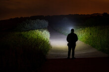 Ruta Nocturna Caminando Por Camino Peatonal