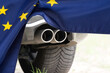 Leinwandbild Motiv Ein Auto, Auspuff und Flagge der Europäischen Union
