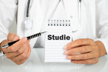 Eine Ärztin Zeigt Auf Einen Notizblock Auf Dem Studie Steht
