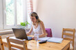 © Mediaparts - Frau im Home Office am Laptop mit Kopfhörern