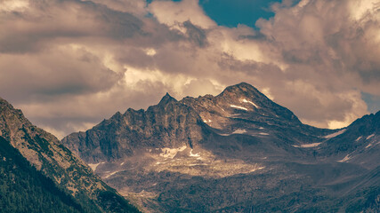  Eindrucksvolles Panorama der österreichischen Alpen mit massiven Felsformationen.