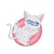 Ręcznie rysowany uroczy mały biały kotek w okularach przeciwsłonecznych. Kot bawiący się w kole do pływania. Wektorowa letnia ilustracja. Słodki, zabawny zwierzak. Obrazki dla dzieci.