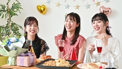 Poster - 女子会のイメージ　アイドルの推しメンで盛り上がる