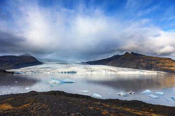Wall Mural - autumn colours at fjallsarlon glacier lagoon, southern iceland. part of the vatnajokull glacier, the