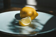 pokrojona cytryna, świeże owoce leżą na talerzu