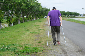 怪我をした男性足のケガ骨折松葉杖の写真素材