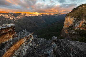 Canvas Print - Stunning views into valley at sunrise in blue mountains of nsw