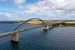 Fehmarnsund Brücke über die Ostsee, LKW und Pkw Verkehr, Insel Fehmarn, Schleswig-Holstein, Deutschland